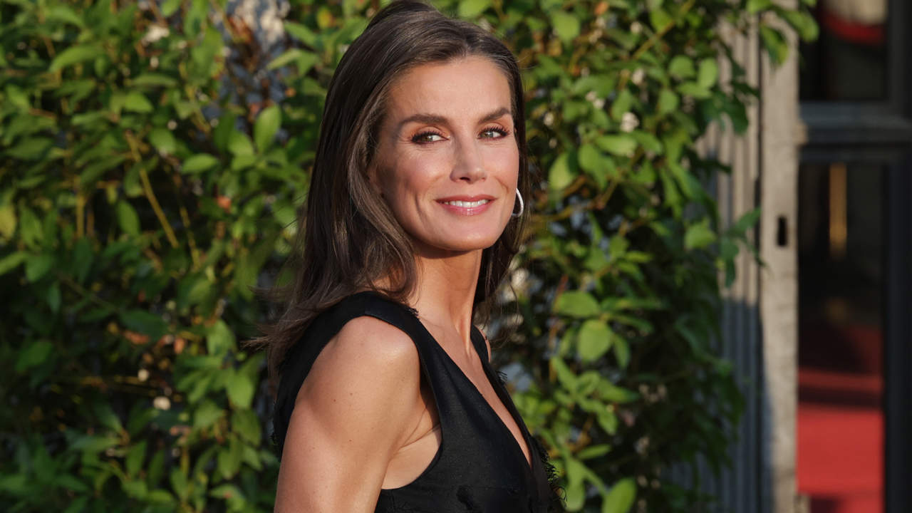 Letizia cautiva con un sensacional vestido negro de H&M y unos sofisticados tacones plateados en la inauguración de la temporada en el Teatro Real