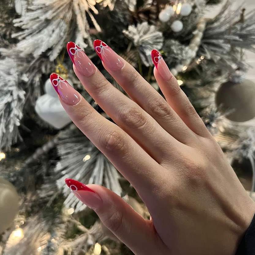 Uñas de Navidad francesa con lazo