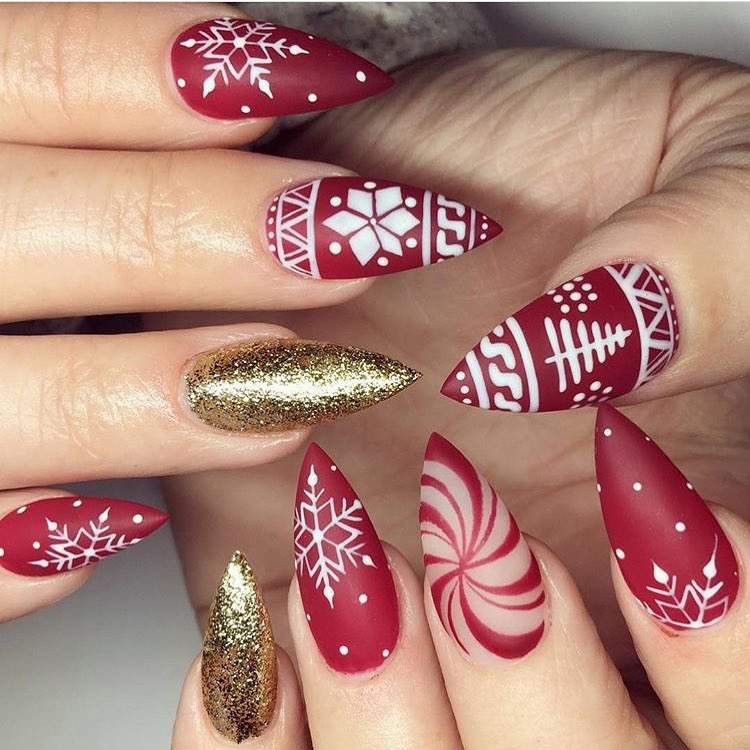 Uñas de Navidad rojas y doradas