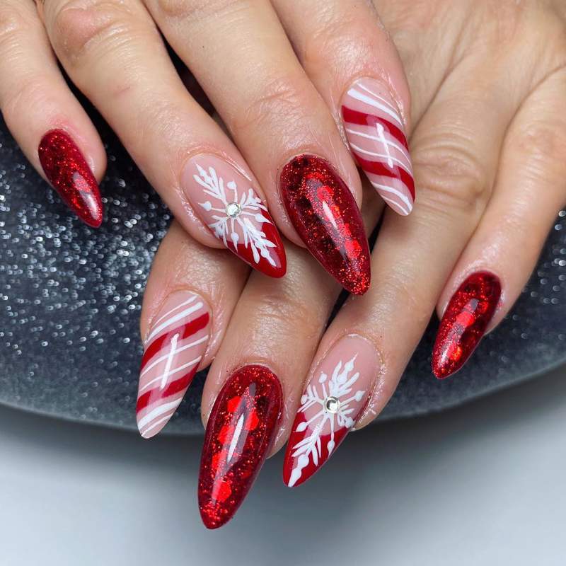 10 diseños de uñas rojas decoradas que triunfarán en Navidad 2024