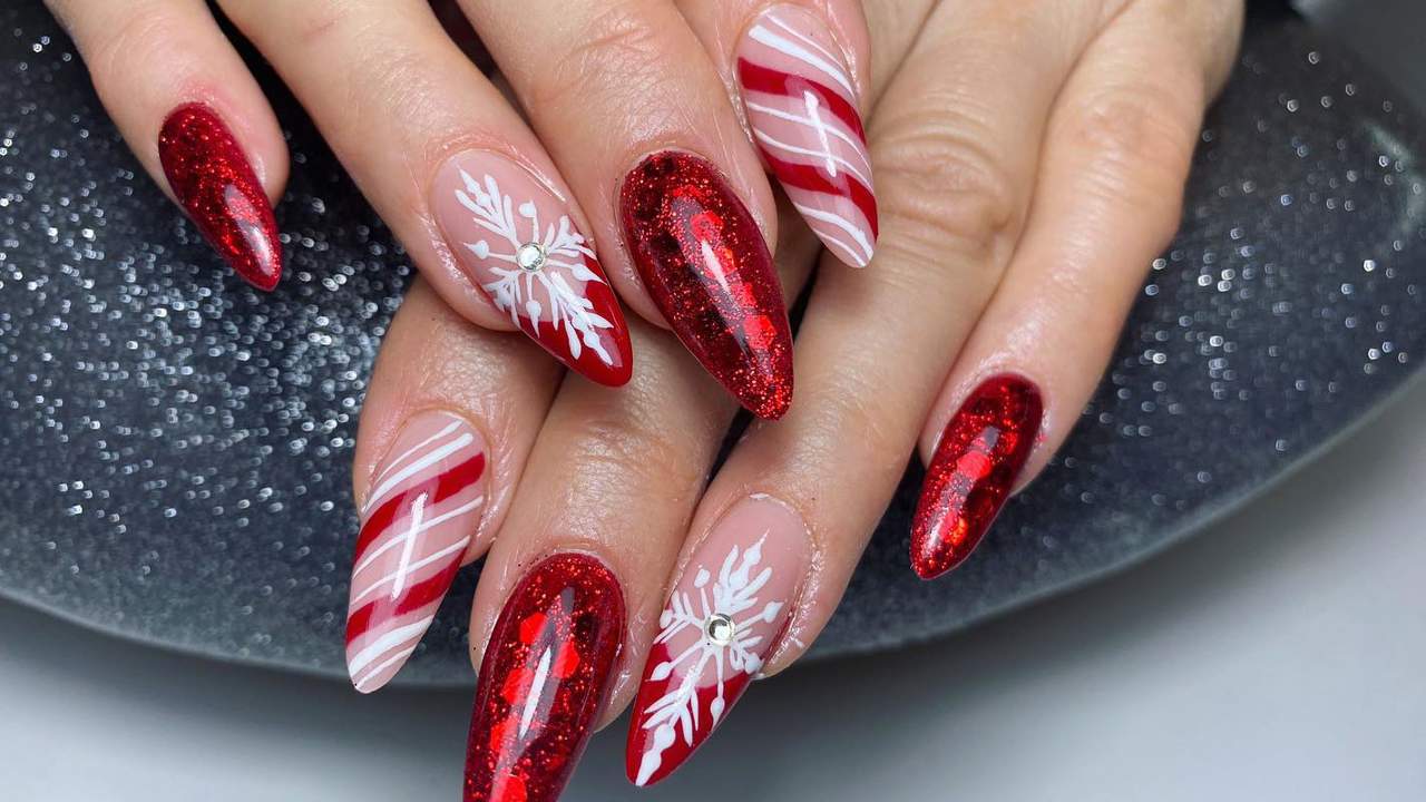 10 diseños de uñas rojas decoradas que triunfarán en Navidad 2024