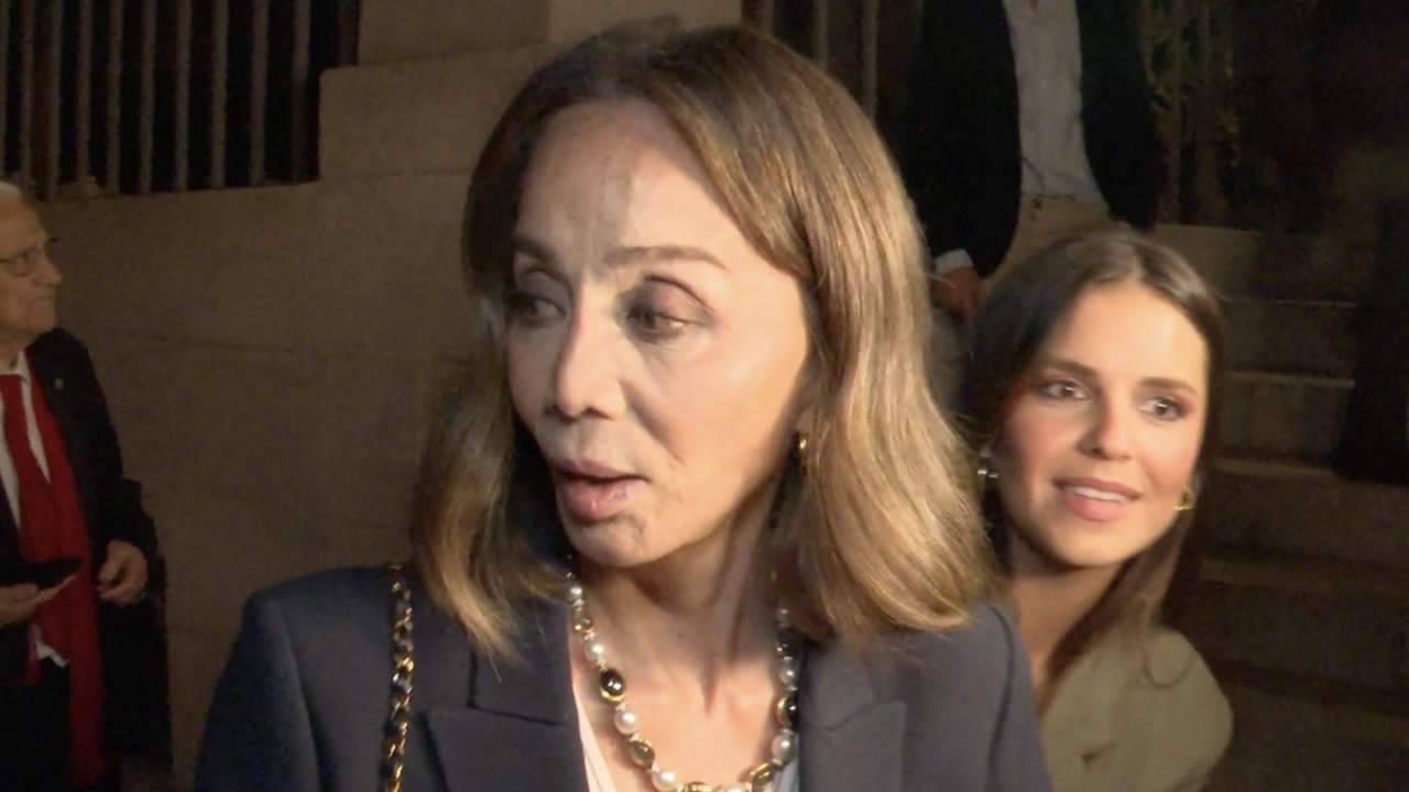 El doloroso desconcierto de Isabel Preysler a la salida de la misa funeral de Carlos y Caritina Goyanes