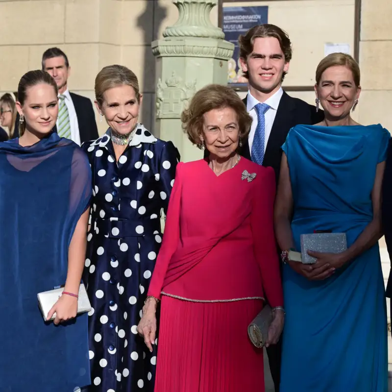 La reina Sofía, entre ovaciones, llega a la boda de Teodora de Grecia con sus hijas Elena y Cristina y tres de sus nietos