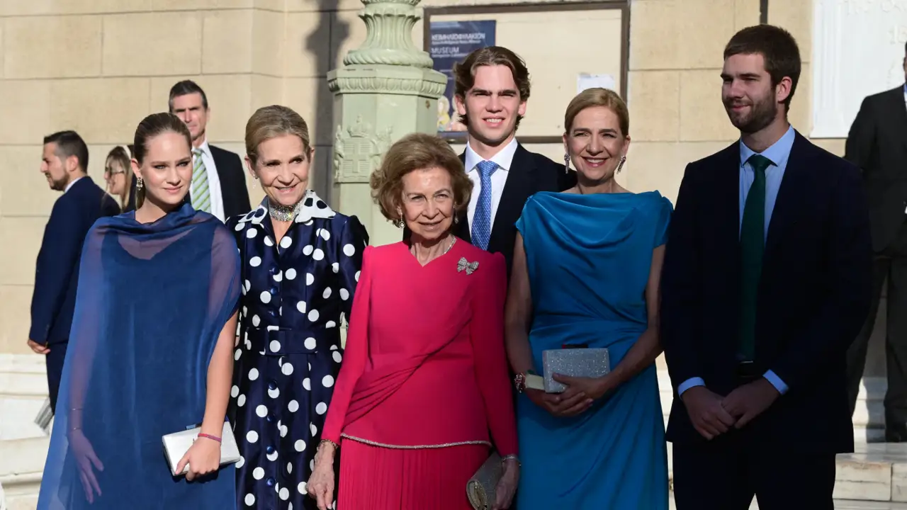 La reina Sofía, entre ovaciones, llega a la boda de Teodora de Grecia con sus hijas Elena y Cristina y tres de sus nietos