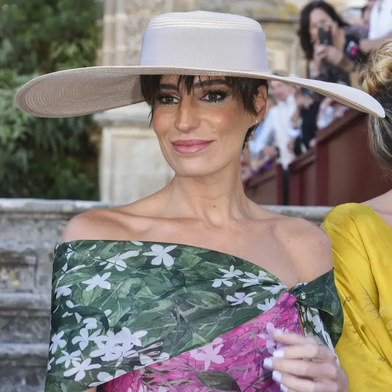 Eugenia Osborne, rompedora con su look de invitada en la boda de Ana Cristina Portillo: estampado floral y pamela XXL