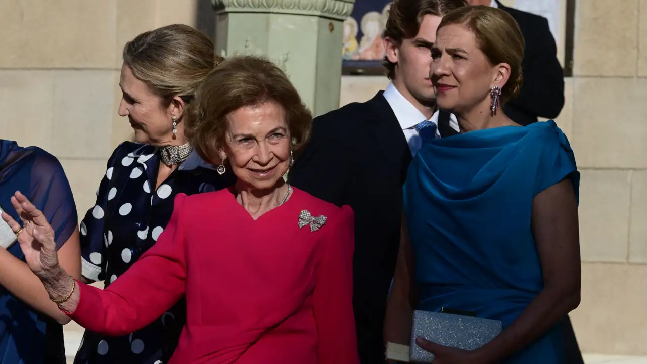 Las infantas Cristina y Elena, muy elegantes con sus looks en la boda de Teodora de Grecia