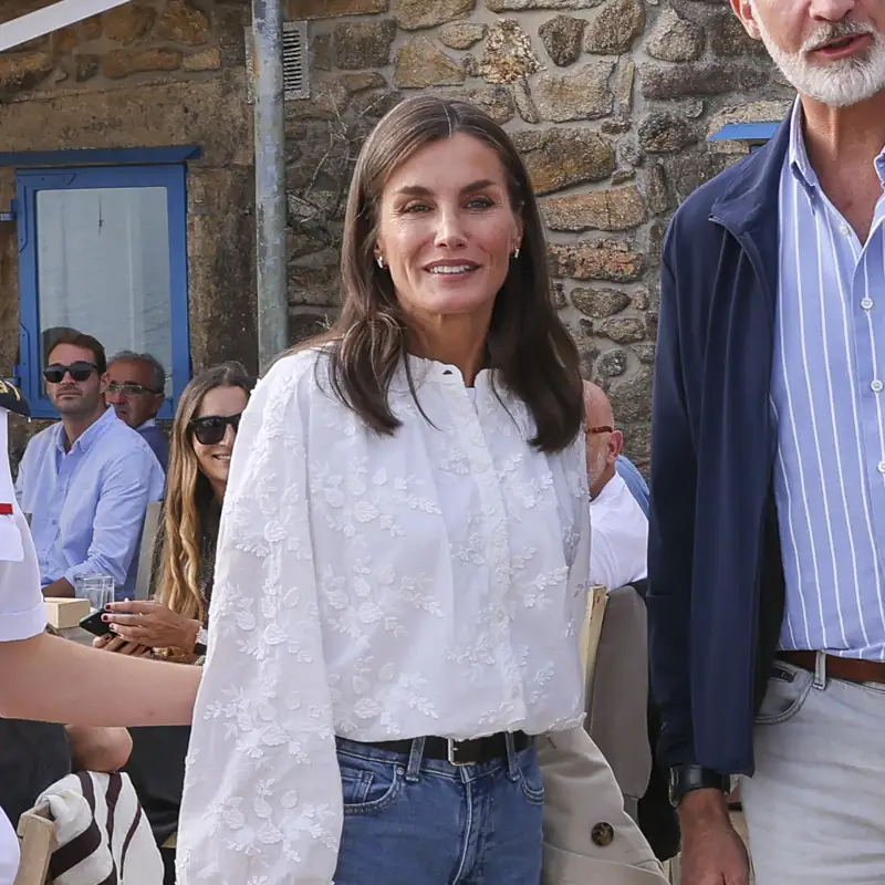  Letizia reaparece con un look básico +50, ideal para ir cómoda y elegante con vaqueros