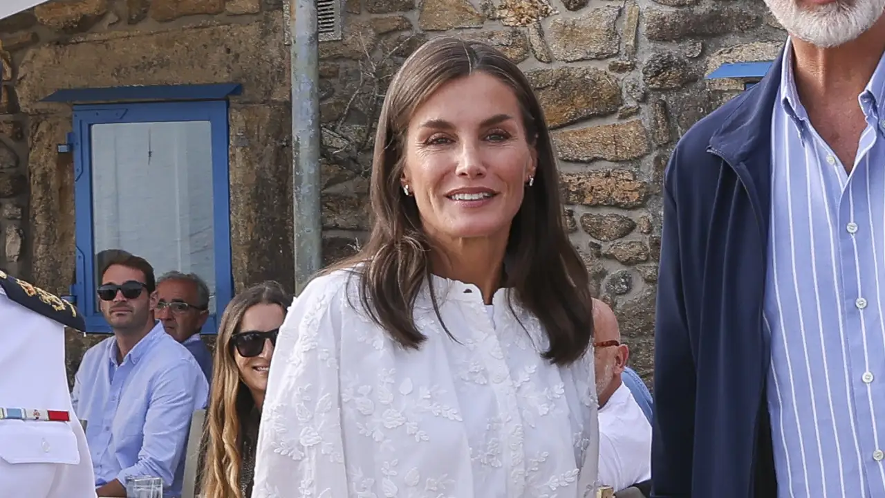  Letizia reaparece con un look básico +50, ideal para ir cómoda y elegante con vaqueros