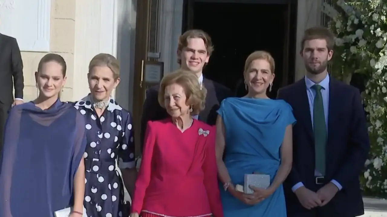 La reina Sofía, entre ovaciones, llega a la boda de Teodora de Grecia con sus hijas Elena y Cristina y tres de sus nietos