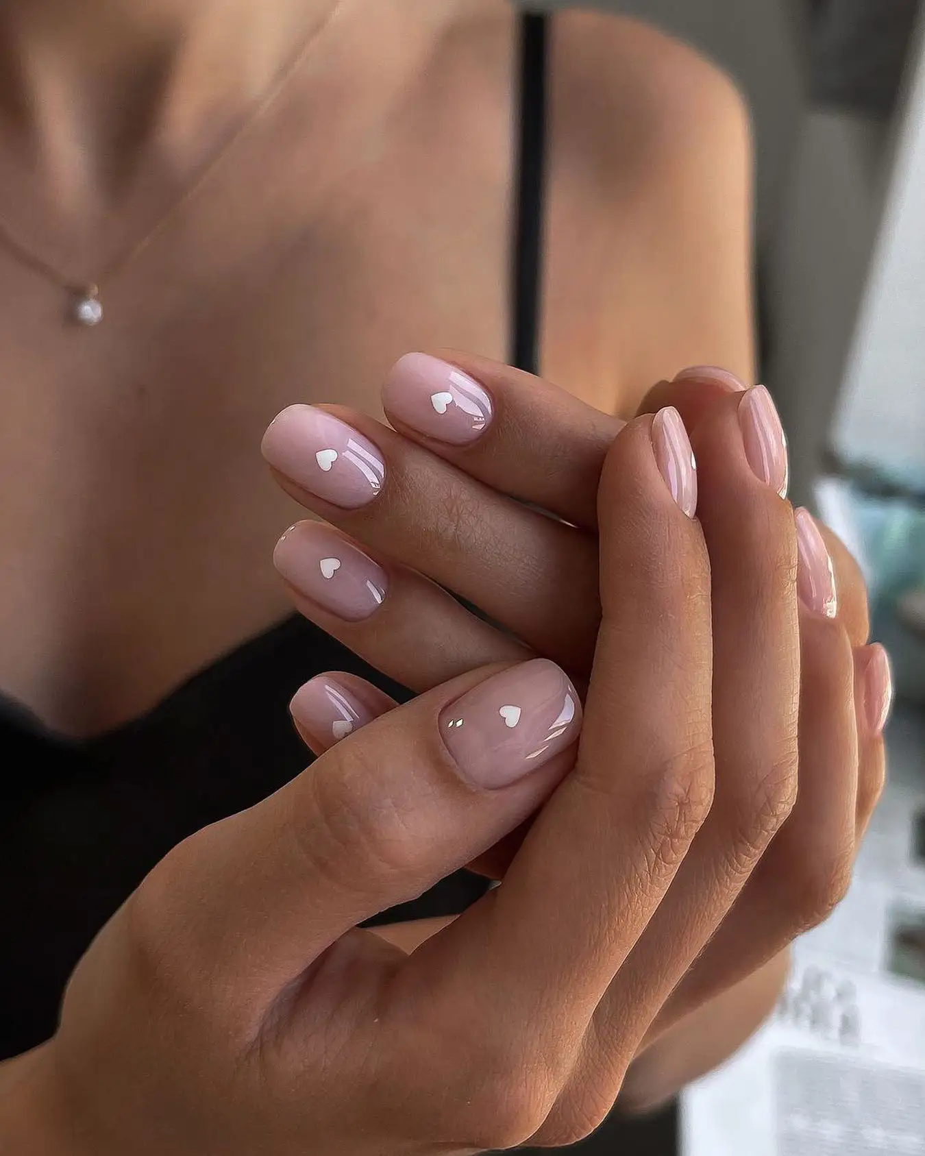 Uñas con corazones minimalistas