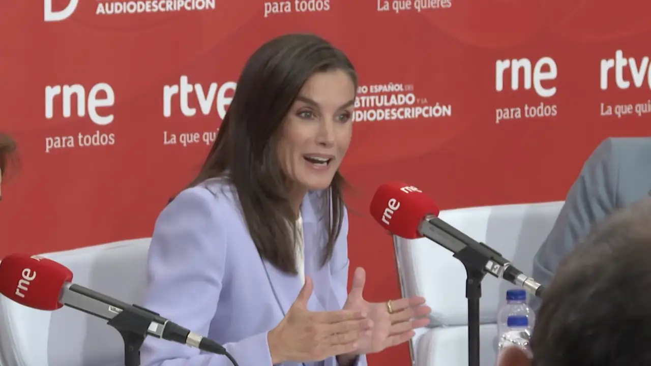 El pequeño lapsus de la reina Letizia al hablar en la radio después de años sin pisar un plató