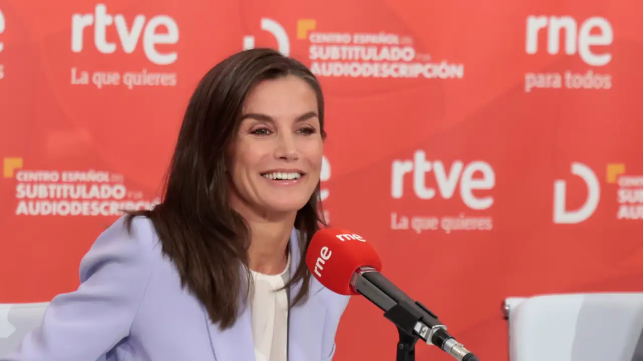 La reina Letizia, en su salsa: todos los gestos de su regreso a RTVE con momentazo ante los micrófonos incluido