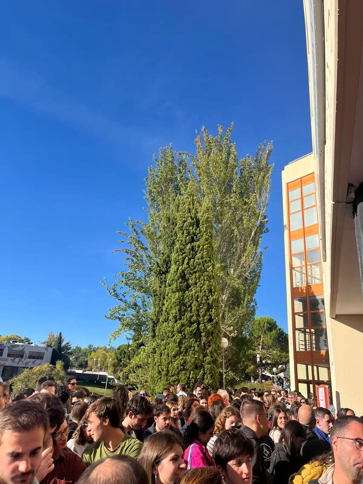 Opositores a las puertas de la sede de 'RTVE' este domingo