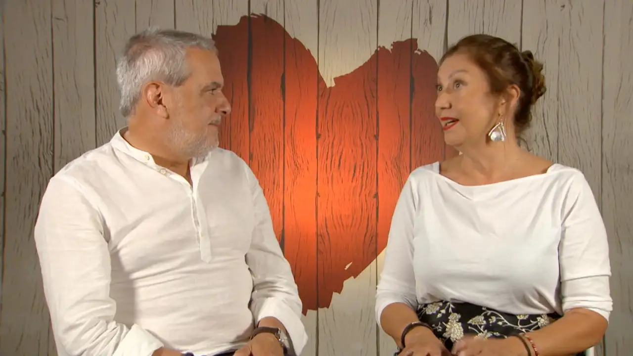 Basílica se queda sin palabras en 'First Dates' al conocer a un antiguo escolta de Felipe González (y caballero templario): "Soy de esas..."