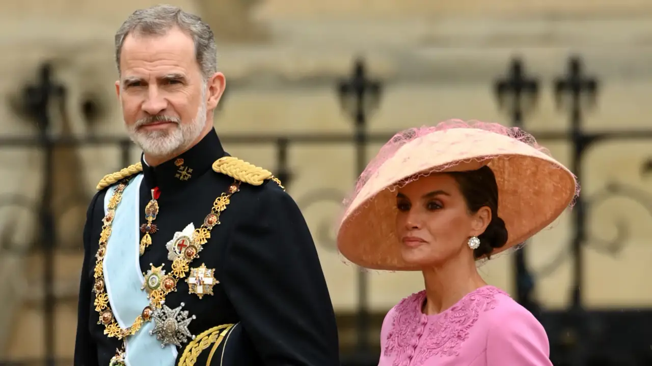 Una experta en lenguaje no verbal analiza cómo el rey Felipe toma la mano de Letizia: el significado oculto tras este gesto