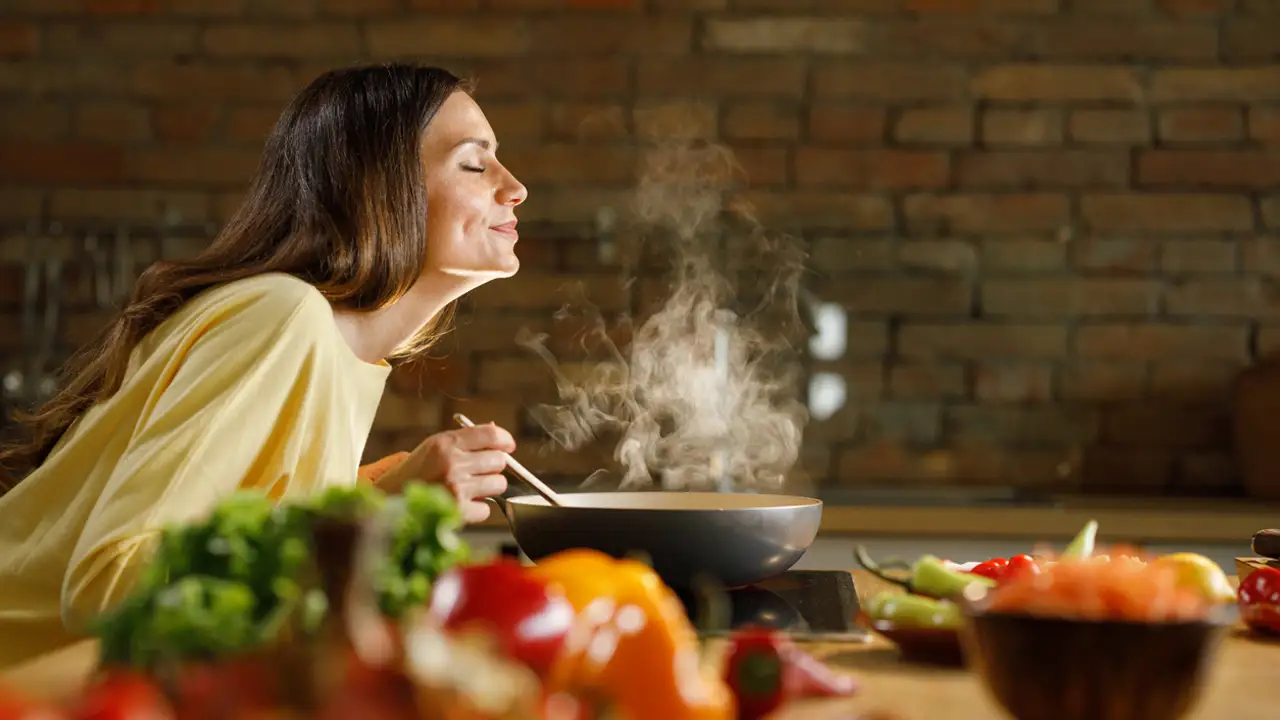 Mujer cocinando.