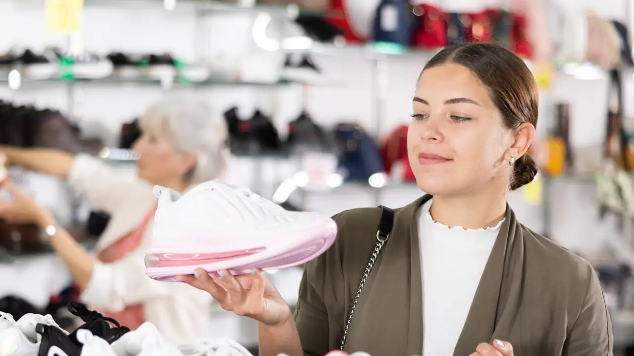 Mujer en tienda de zapatillas