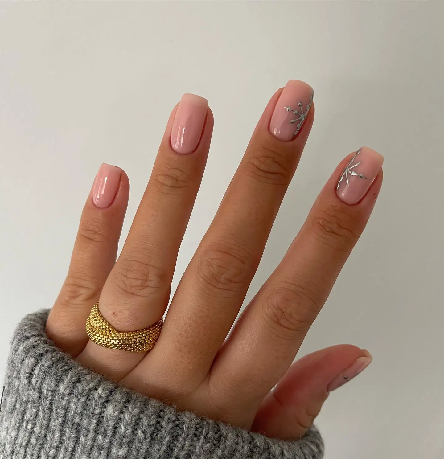  Uñas navideñas con copos de nieve