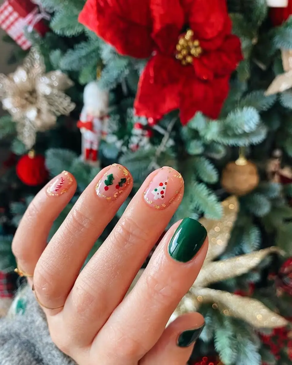 Uñas navideñas con destellos dorados