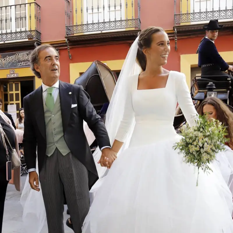 Costanza Villar-Mir enamora en su boda con su vestido de novia: falda voluminosa, mangas 3/4 y espectacular velo