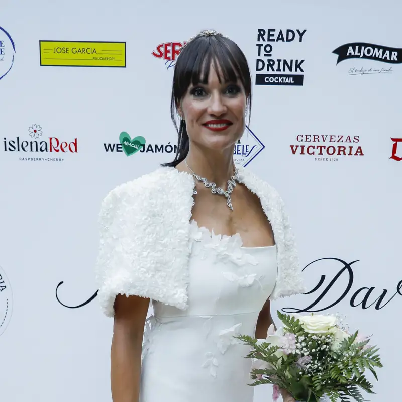 Irene Villa conquista con su vestido de novia en su segunda boda con David Serrato: con texturas, capa y muy romántico