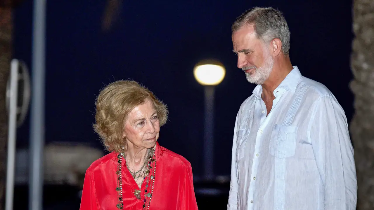 El rey Felipe mueve ficha con la reina Sofía: su deferencia con su madre en plena polémica con don Juan Carlos