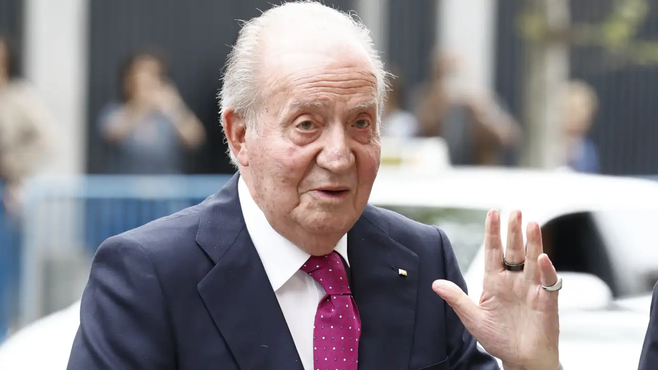 El rey emérito Juan Carlos, ajeno a sus polémicos audios, no se esconde en su plan en buena compañía