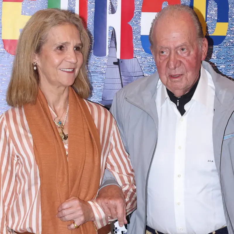 El rey Juan Carlos posa sin pudor en su gran noche en Sanxenxo: de sus acompañantes a una sonada ausencia