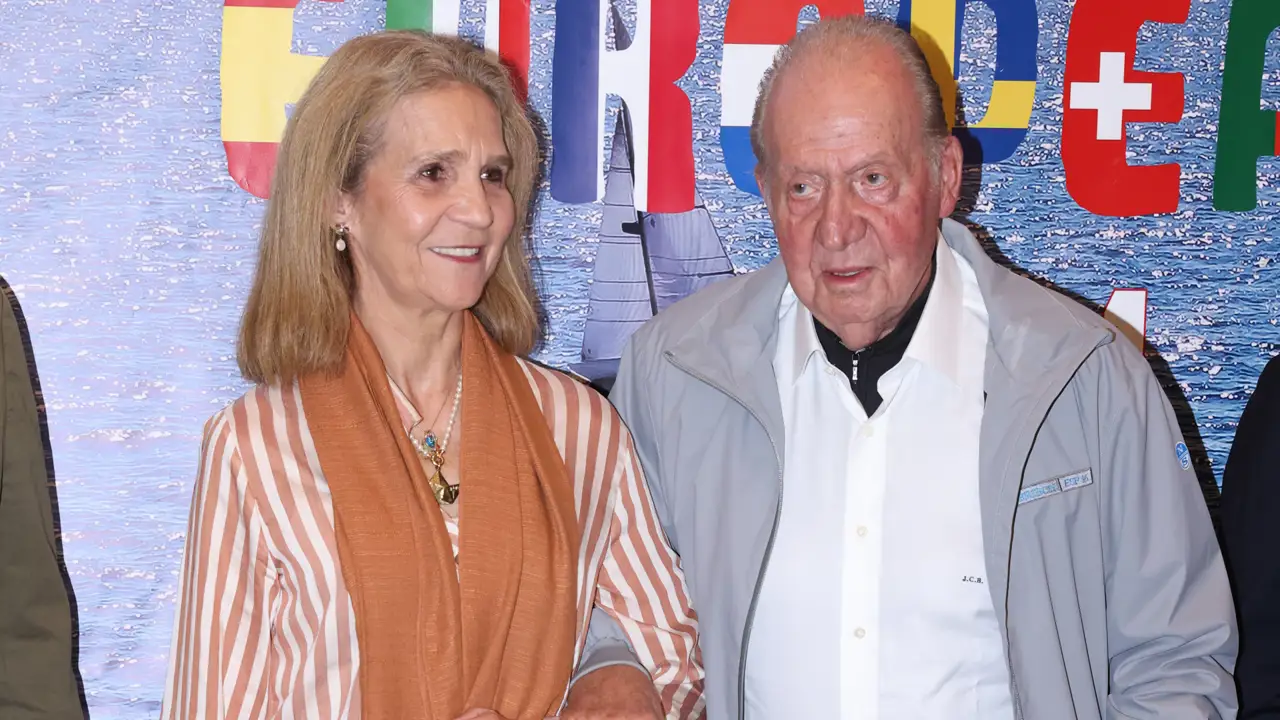 El rey Juan Carlos posa sin pudor en su gran noche en Sanxenxo: de sus acompañantes a una sonada ausencia