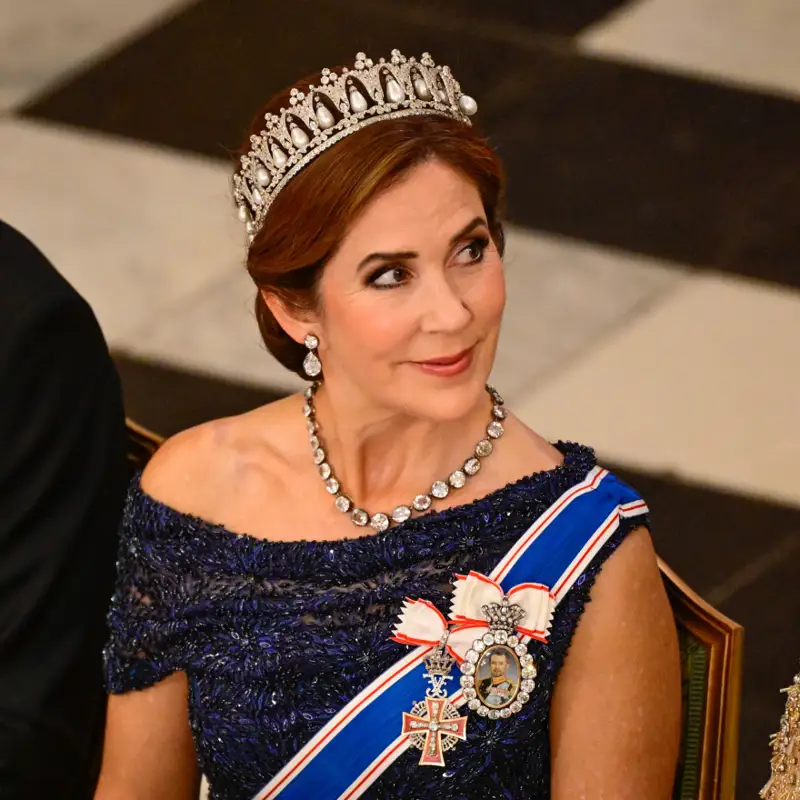 Mary de Dinamarca, impecable, sorprende con un vestido personalizado y una exquisita tiara de perlas en su primera cena de gala como reina