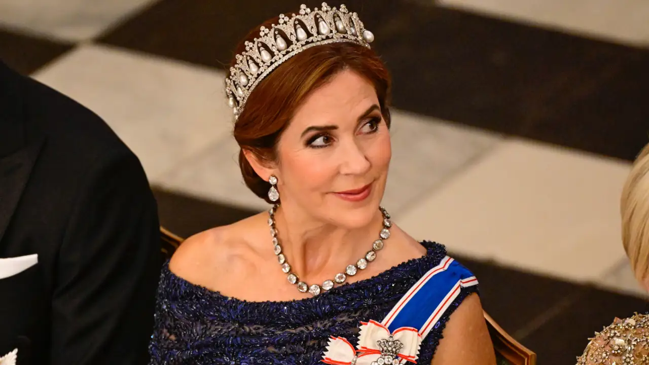 Mary de Dinamarca, impecable, sorprende con un vestido personalizado y una exquisita tiara de perlas en su primera cena de gala como reina