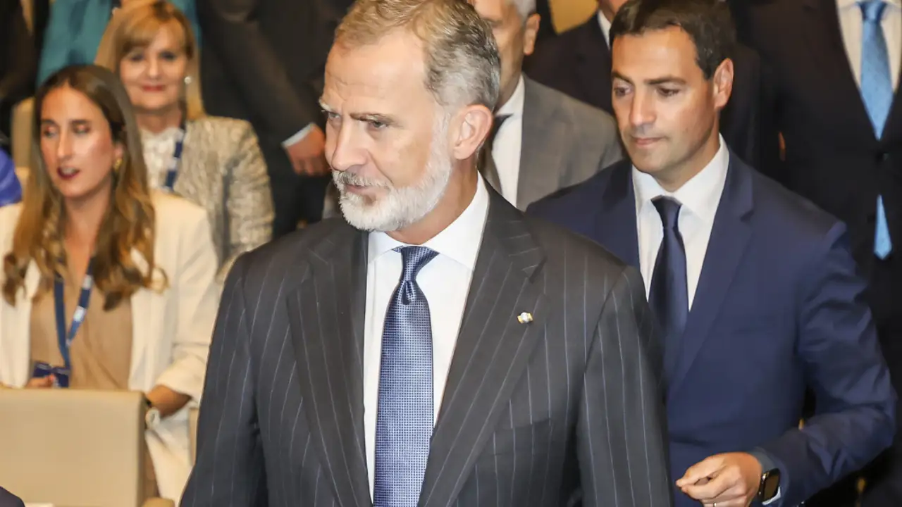 La sonrisa del rey Felipe en su reaparición en Vitoria en plena polémica por las amantes de su padre Juan Carlos I