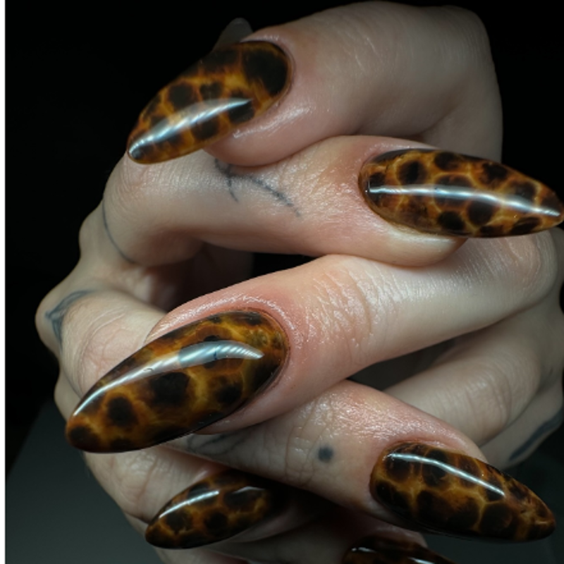 Las uñas tortoise, la manicura más elegante que las mujeres de 50 pedirán sin parar este otoño