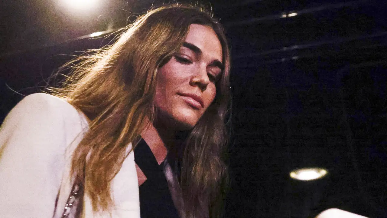 Ana Soria derrocha estilo con el top de escote halter más elegante en el adiós a los ruedos de Enrique Ponce