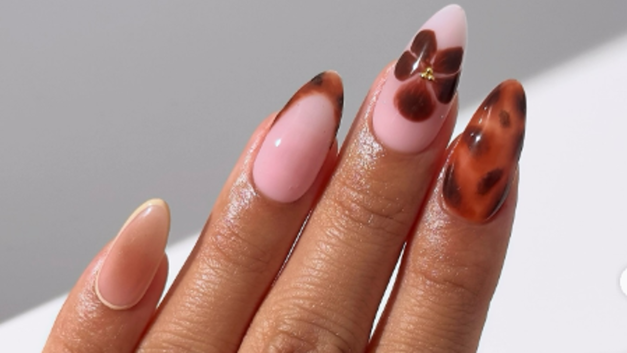 Las uñas tortoise, la manicura más elegante que las mujeres de 50 pedirán sin parar este otoño