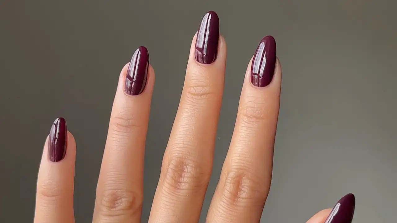 Los 10 colores de uñas que más se llevarán en 2025: las manicuras más bonitas y elegantes