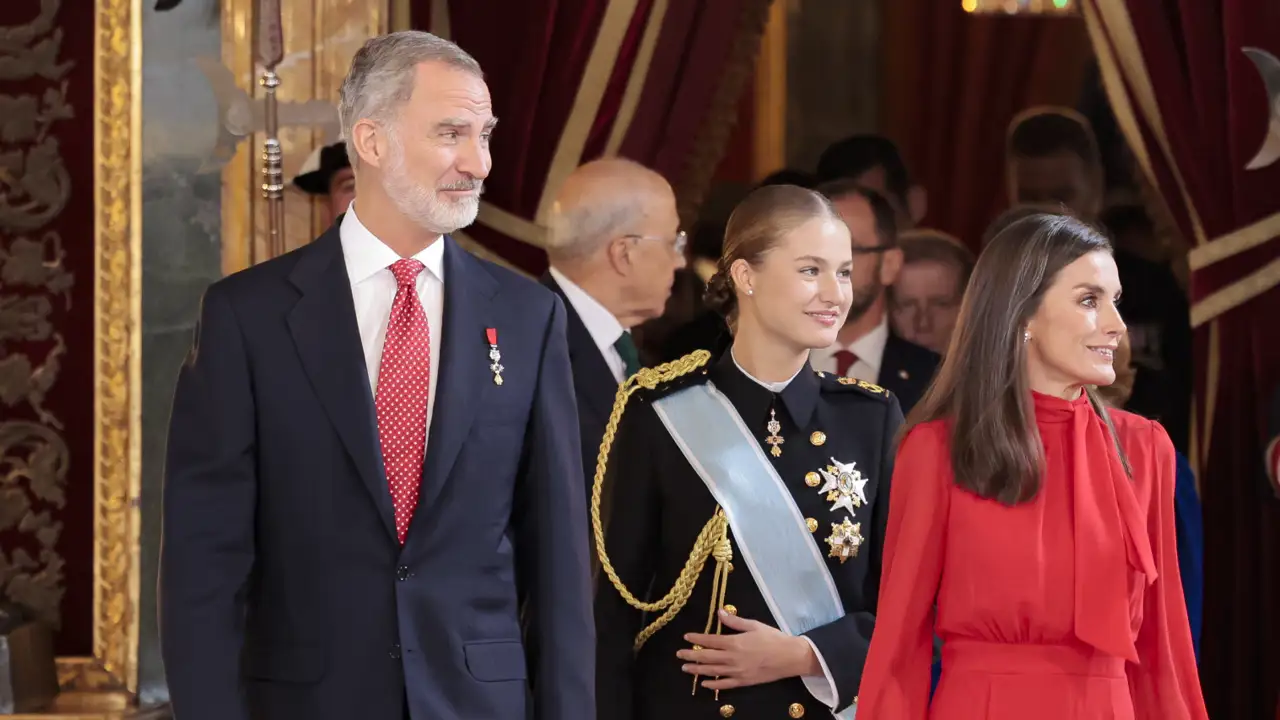 Errores de protocolo, mensajes ocultos y gestos significativos: los 4 momentos clave de Felipe, Letizia y Leonor en el Día de la Hispanidad