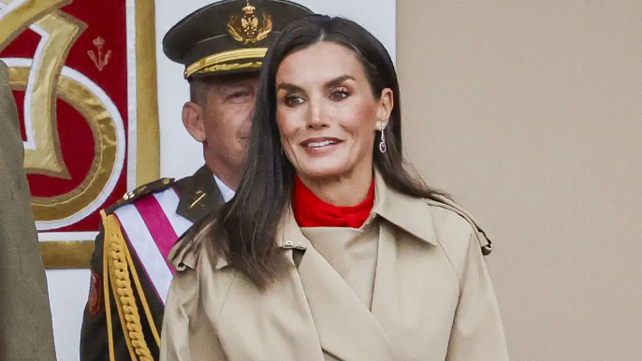 La reina Letizia desafía a la lluvia en el desfile de las Fuerzas Armadas con vestidazo rojo, gabardina y rubíes