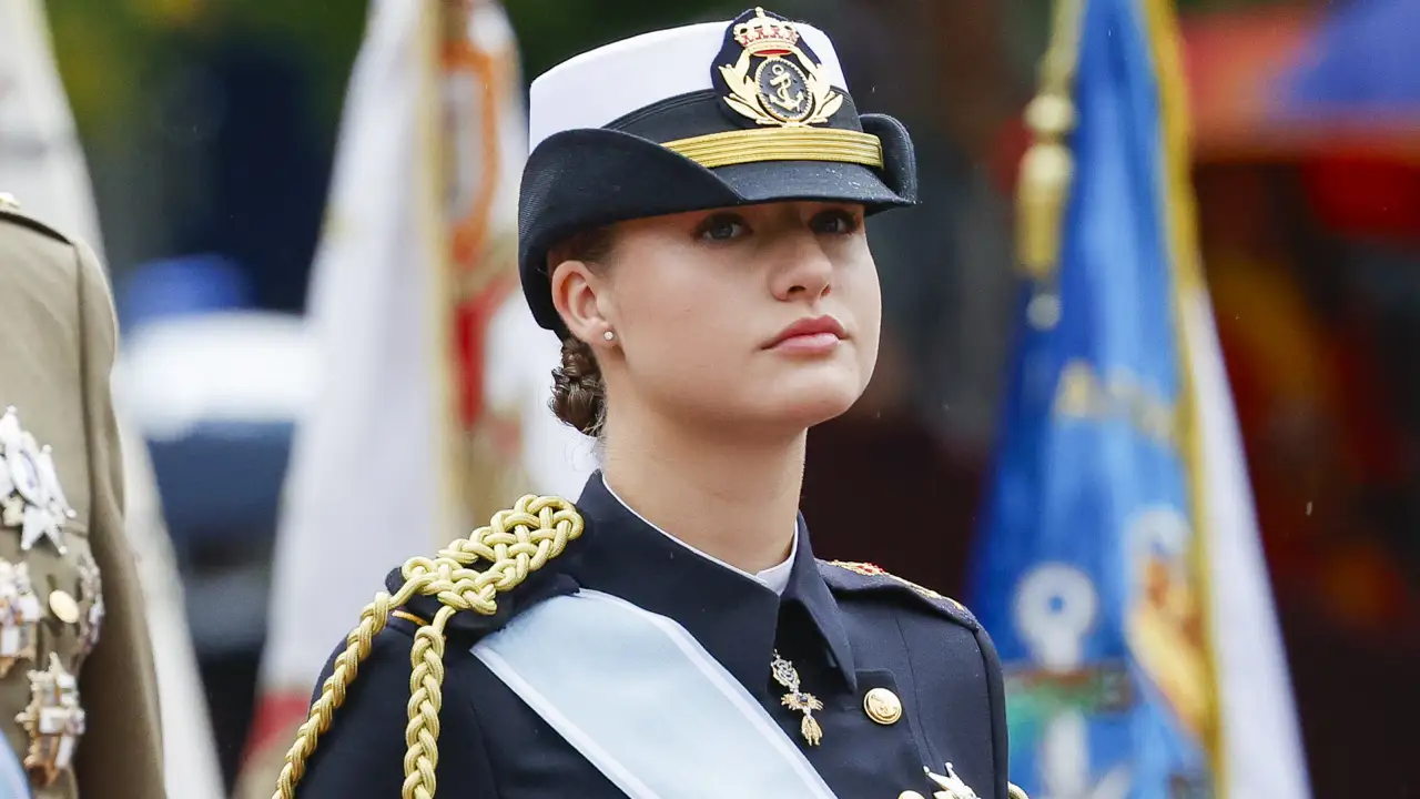 La princesa Leonor, impecable con el uniforme de gala de la Armada, en un desfile pasado por agua