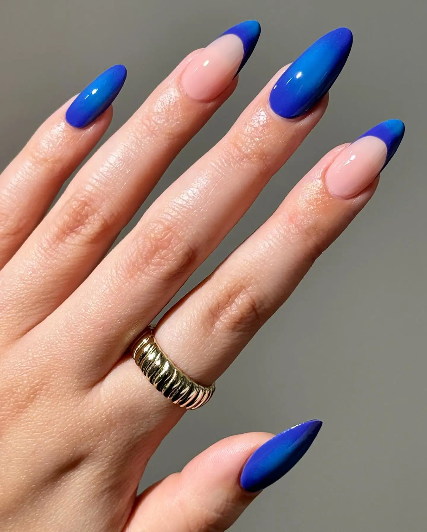 Uñas azules con francesa