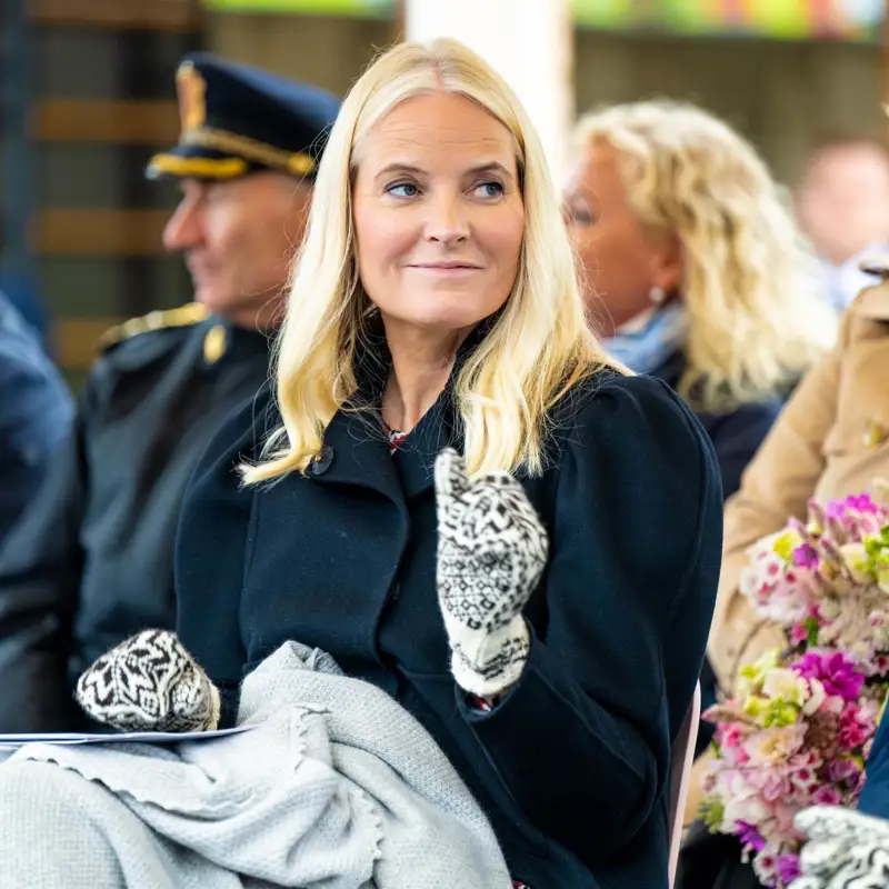 Una experta en Casa Real revela la frase que Mette-Marit repite sin parar a su marido Haakon de Noruega