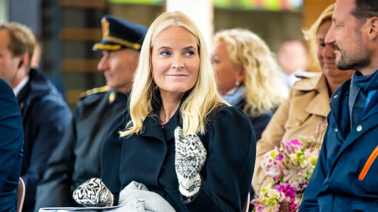 Una experta en Casa Real revela la frase que Mette-Marit repite sin parar a su marido Haakon de Noruega