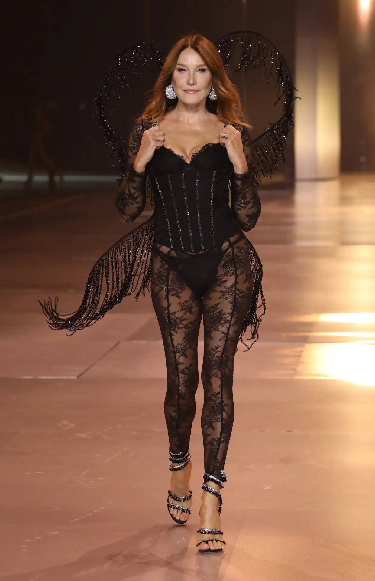 Carla Bruni en el desfile de Victoria's Secret 2024