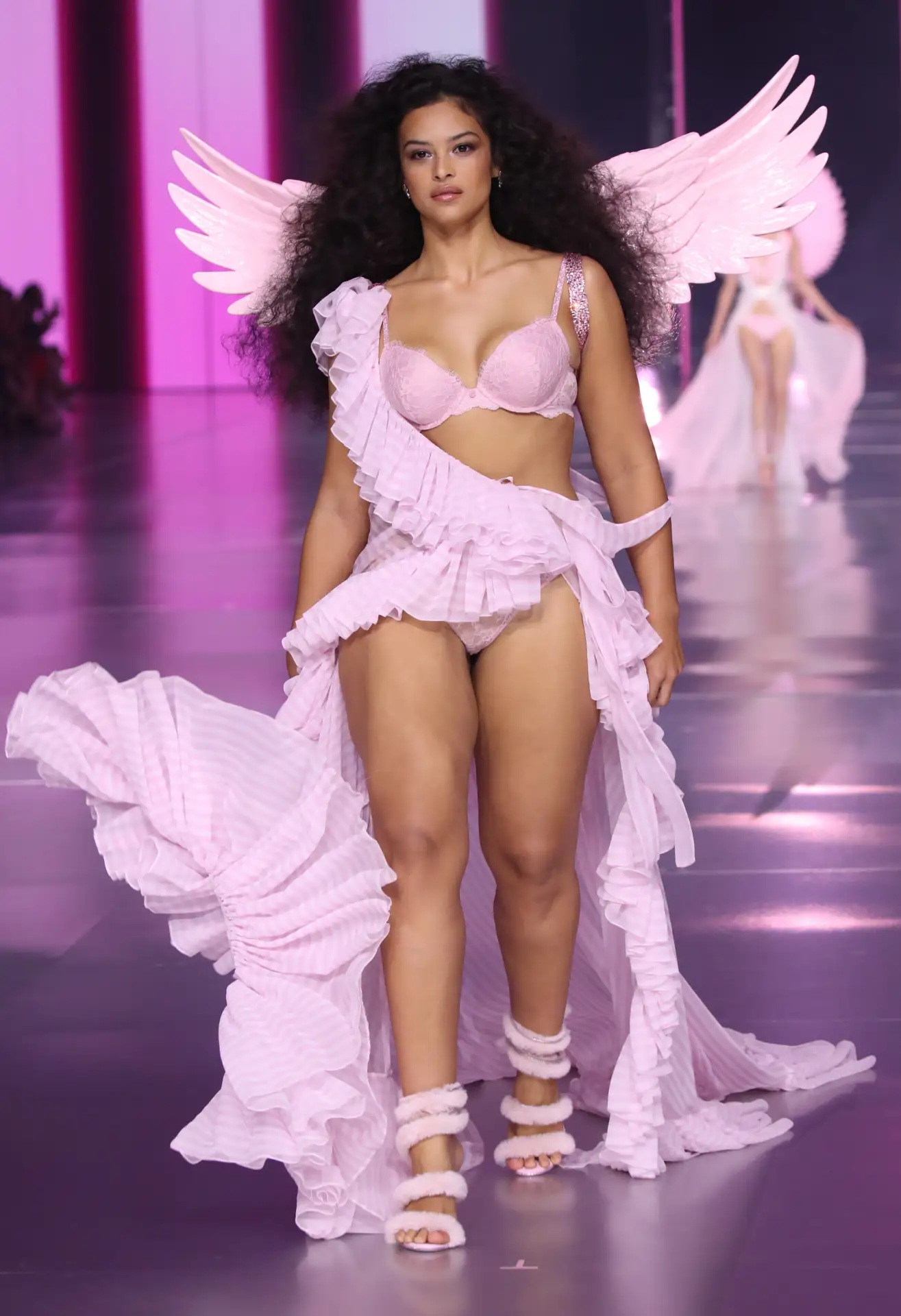 Devyn García en el desfile de Victoria's Secret 2024