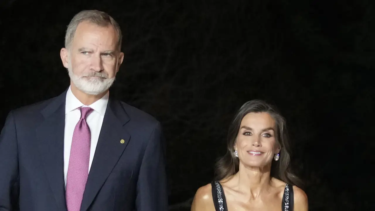 Pilar Eyre revela el gesto secreto que Felipe VI hace a Letizia para marcar el protocolo en los Premio Planeta 