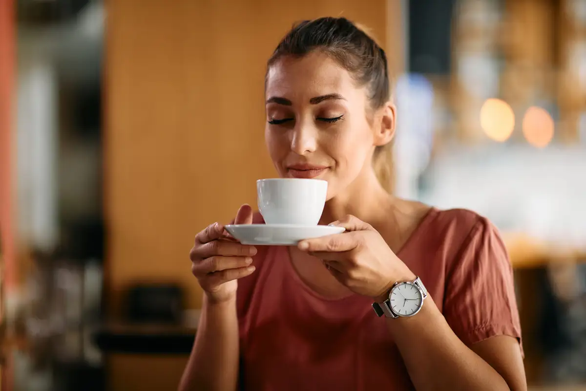 Chica tomando una taza de café.