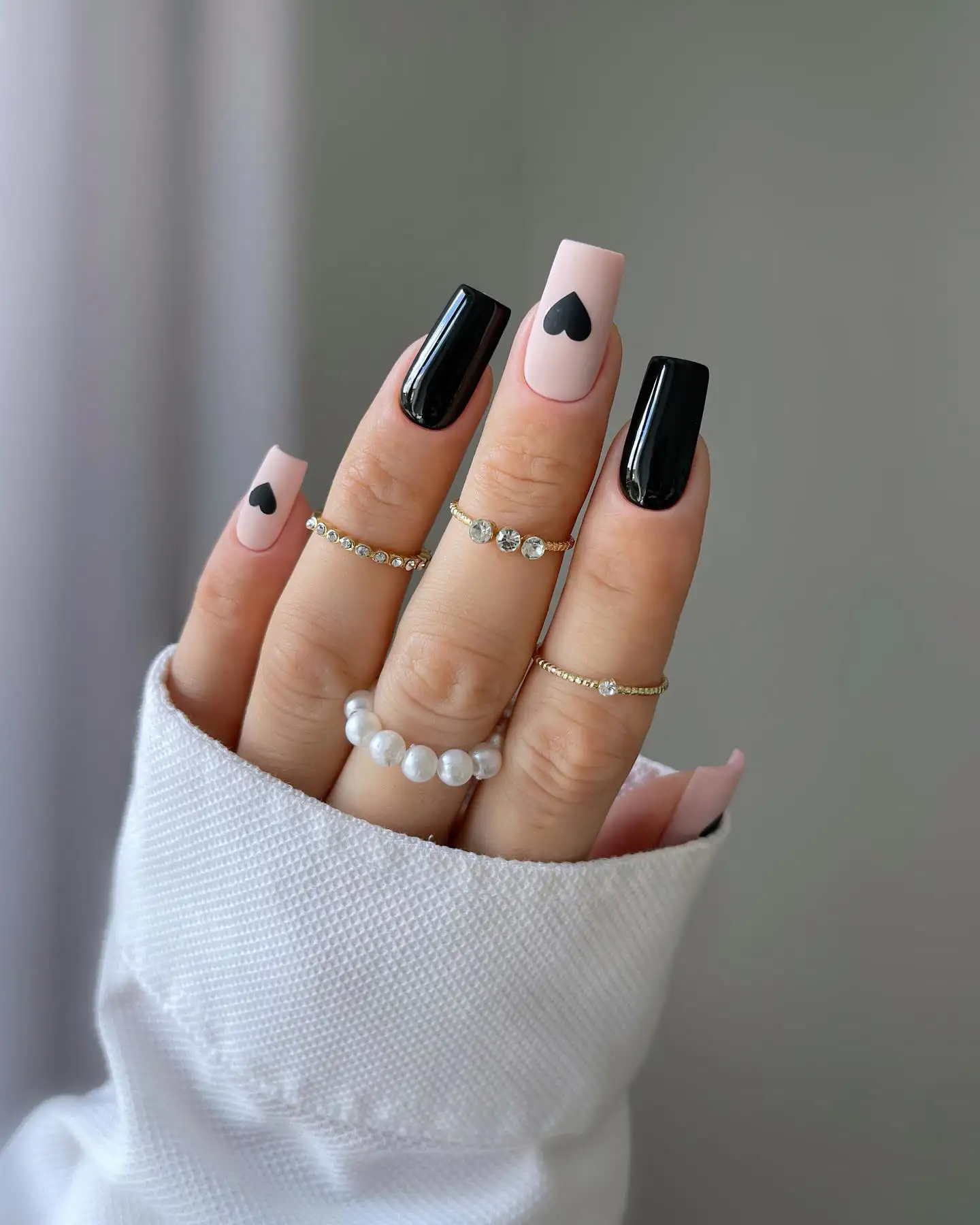  Uñas negras con corazones