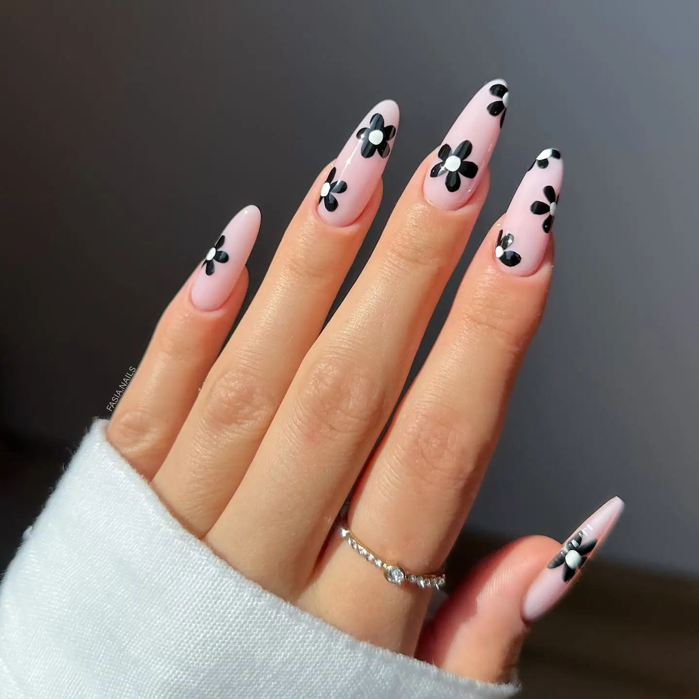 Uñas negras con estampado de flores