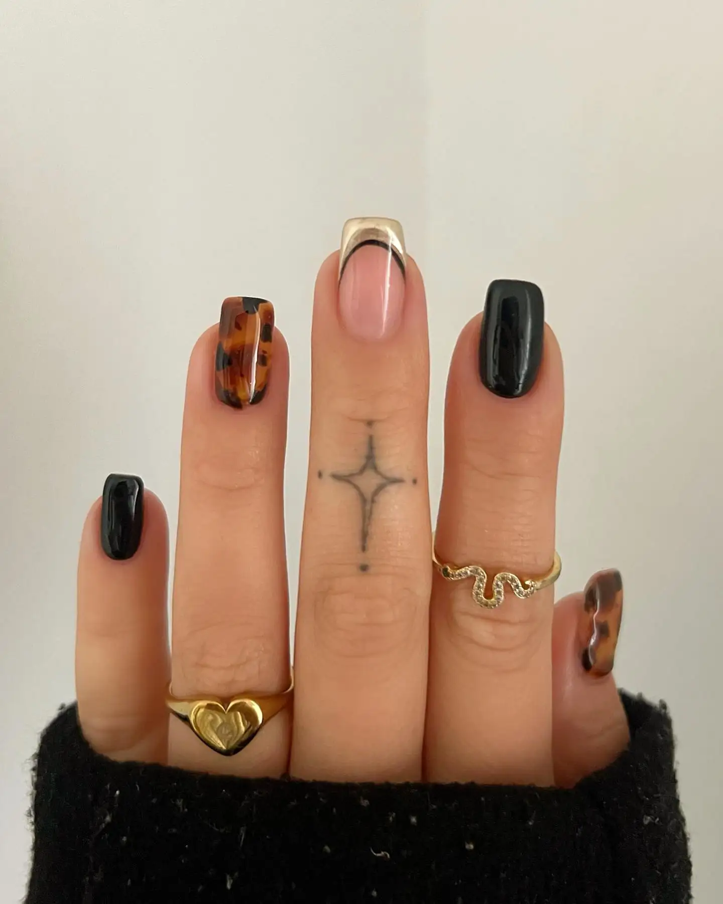  Uñas negras con estampado tortoiseshell