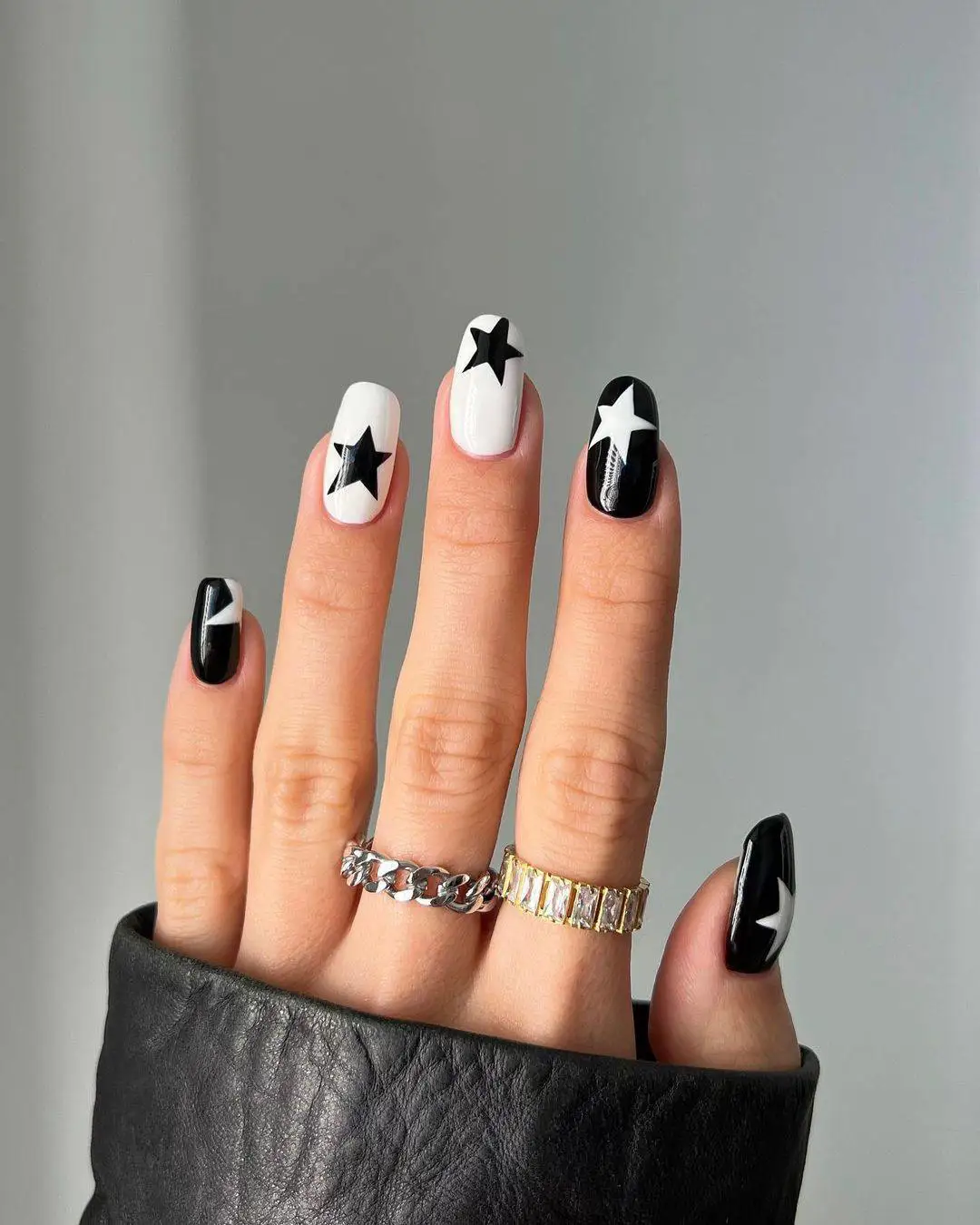 Uñas negras con estrellas